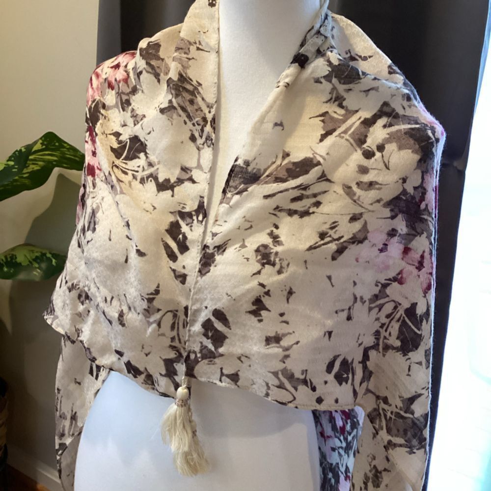 Stunning scarf with tassels 